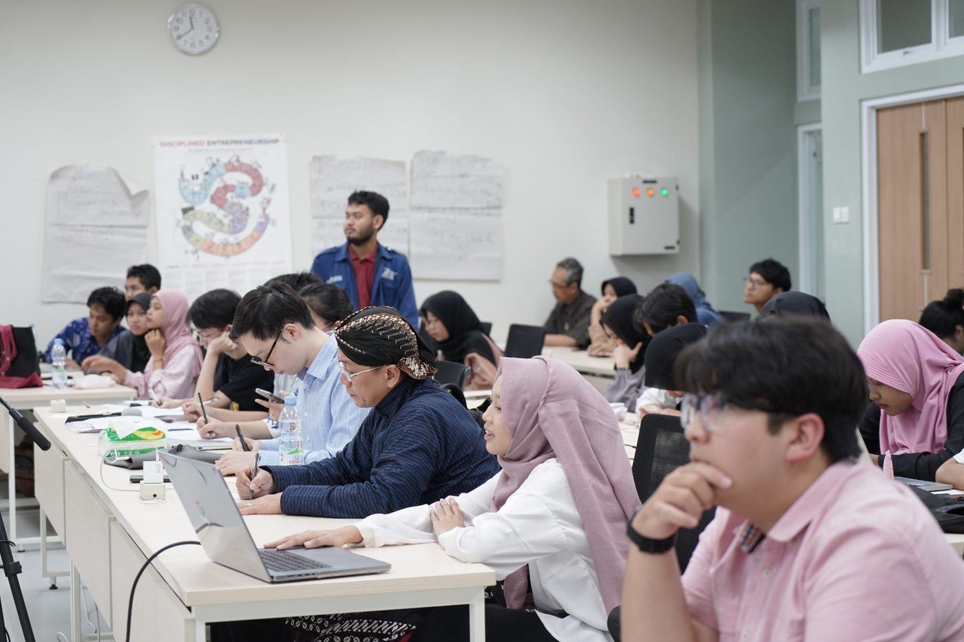 Peserta bootcamp kewirausahaan sedang serius mengikuti sesi materi dan diskusi di ruang kelas