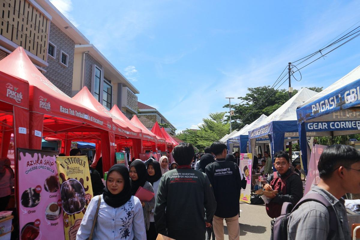 Deretan stan bazar kewirausahaan mahasiswa dengan tenda warna-warni yang ramai pengunjung