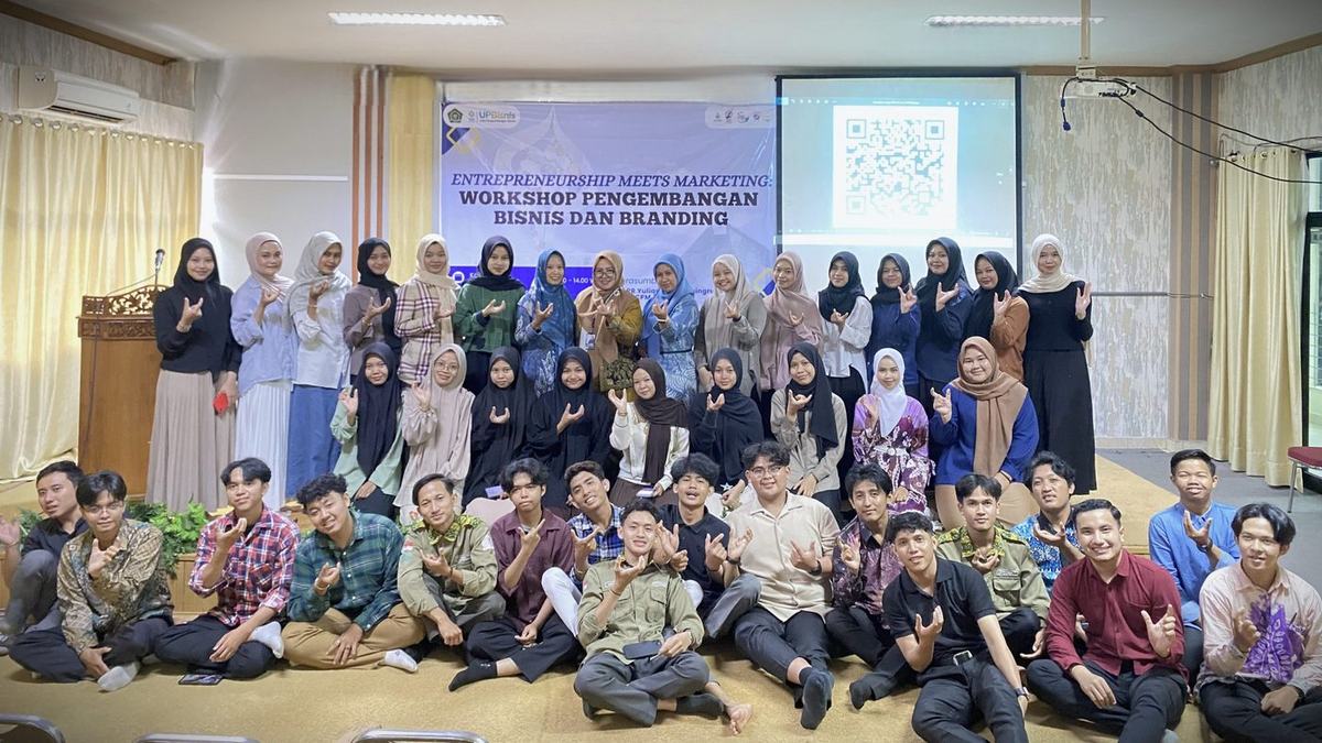 Foto bersama peserta dan narasumber workshop pengembangan bisnis dan branding